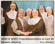 Schwester Juvenalis Hand in Hand mit Nonnen-Darstellerin