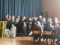 Der Kirchenchor unter der Leitung von Terhalle whrend des Festakts