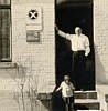Erich Heinrici auf Besuch bei Familie Tautz. Links Schild der Geschftsstelle der Spadaka Wippingen