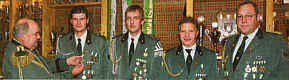 Oberst Josef Ptint zeichnete die Vereinsmeister Markus Meyer, Mathias Kork, Hans Robin und Ernst Stein (von links) mit
Ehrenplaketten aus.|EZ-Foto: Willy Rave