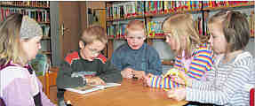 Der Grundschler Henning (Zweiter von links) liest in der Bibliothek fr die Jungen und Mdchen des Kindergartens (von links) Eva, Benni, Mareike und Verena. Foto: Astrid Brggen