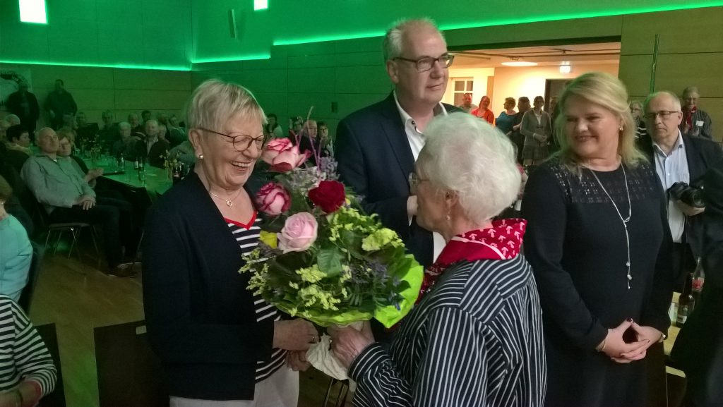 Margret Kimmann erhält Blumenstrauß von Renate Schmitz