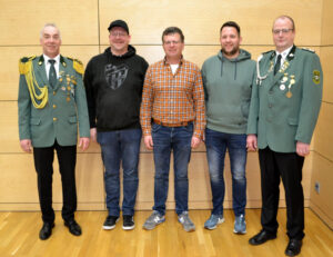 Oberst Peters mit den neu Gewählten Karsten Hempen, Wilfried Düttmann, Sascha Wesseln. Rechts Vorsitzender Markus Püsken